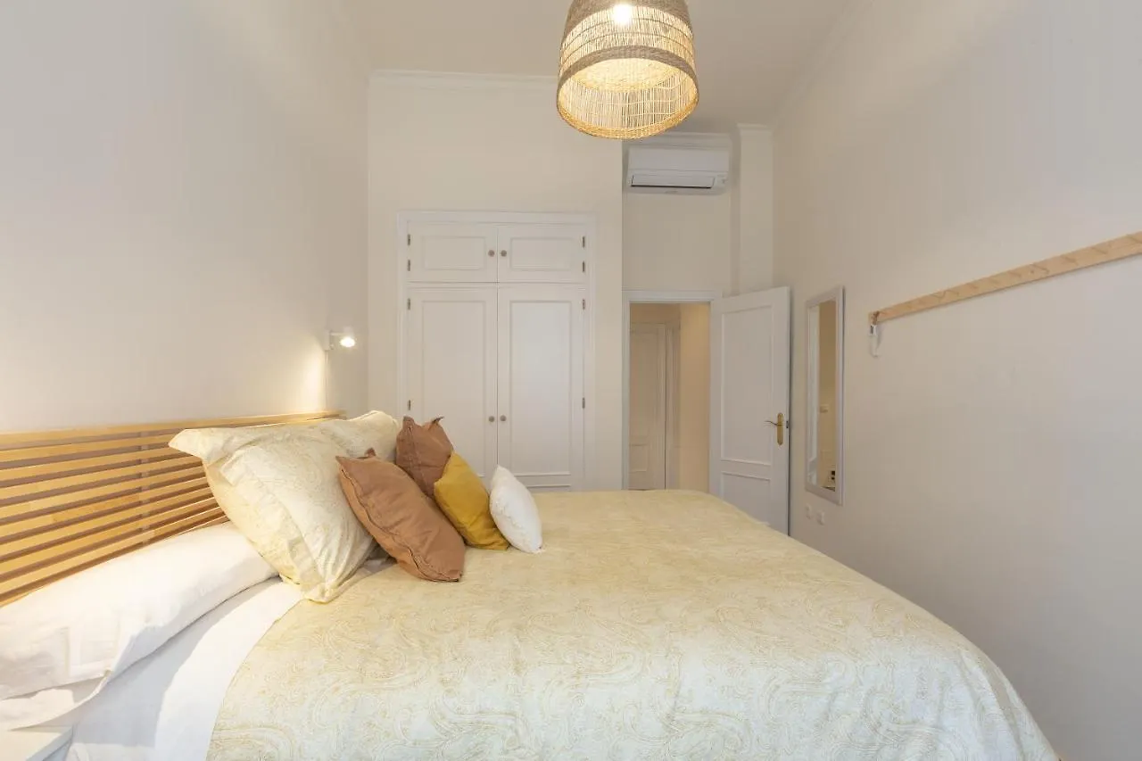 Puerta De Larios: Central Three-Bedroom Apartment With Balconies And Patio Málaga