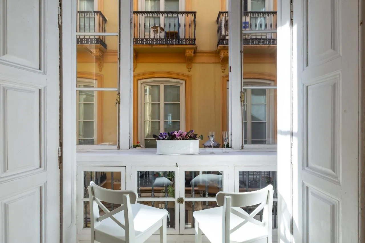 Puerta De Larios: Central Three-Bedroom Apartment With Balconies And Patio Málaga