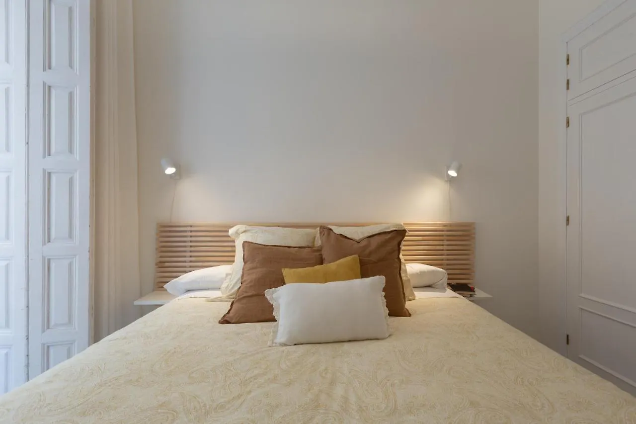 Puerta De Larios: Central Three-Bedroom Apartment With Balconies And Patio Malaga