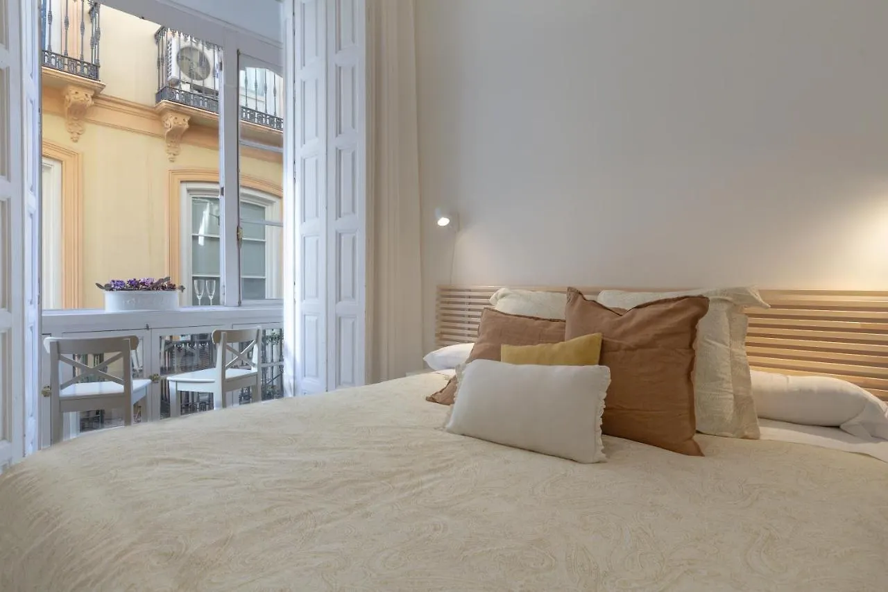 Puerta De Larios: Central Three-Bedroom Apartment With Balconies And Patio Malaga