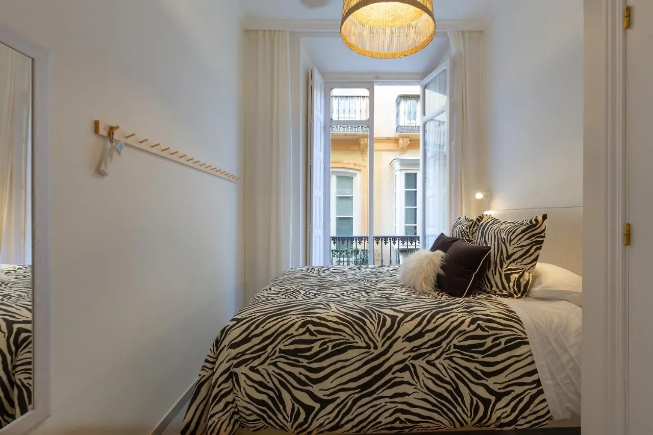 Puerta De Larios: Central Three-Bedroom Apartment With Balconies And Patio Malaga