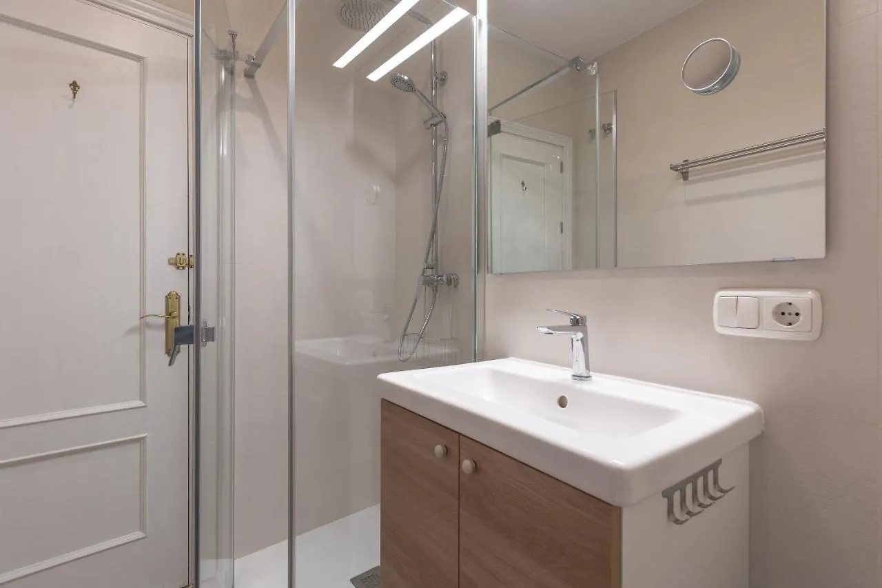 Puerta De Larios: Central Three-Bedroom Apartment With Balconies And Patio Malaga
