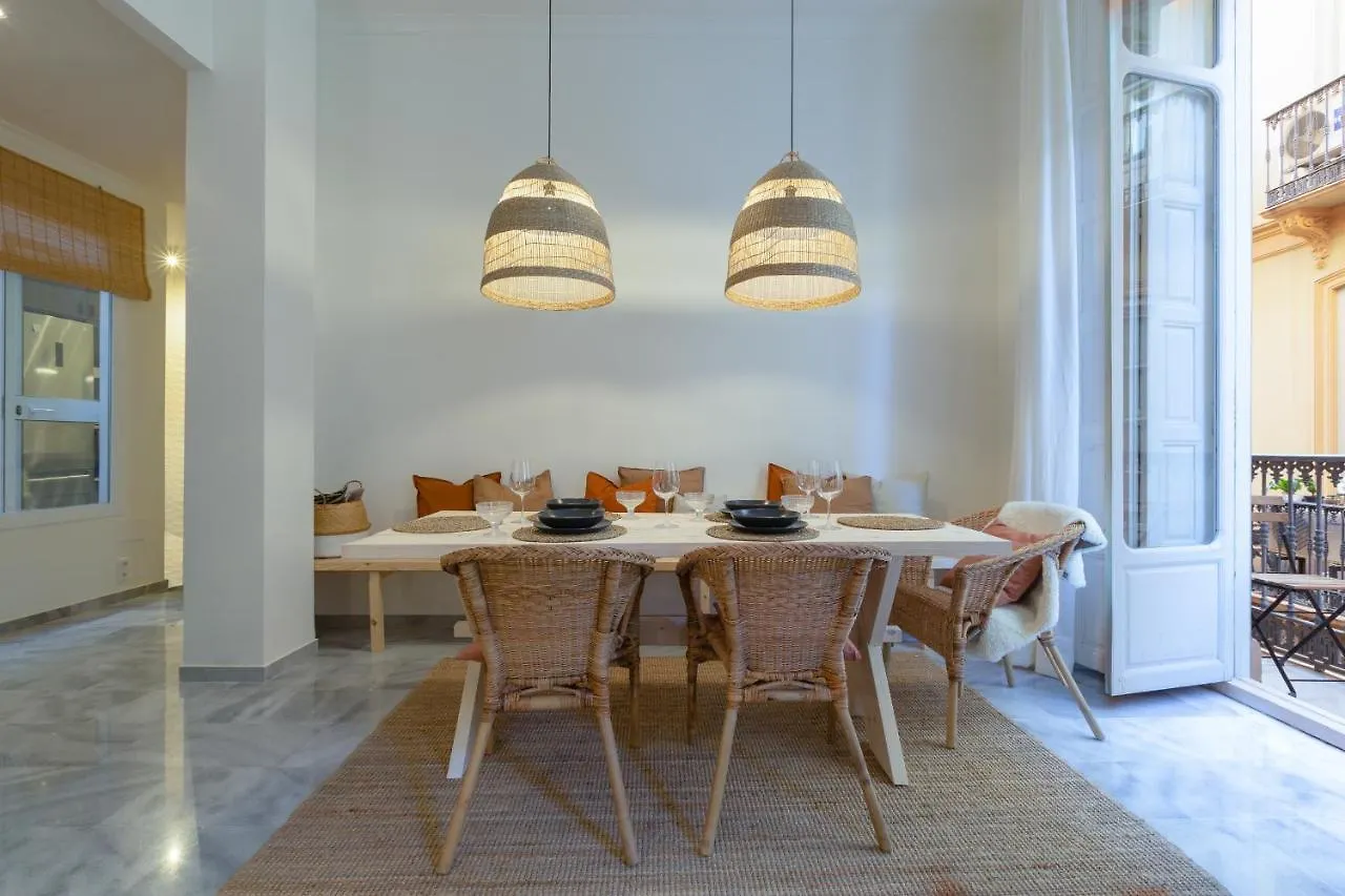 Puerta De Larios: Central Three-Bedroom Apartment With Balconies And Patio Malaga